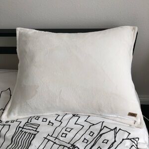 UGG Cream Sherpa Cozy Plush Pillow w/Case Cover Sham Soft Warm Logo Sz Queen